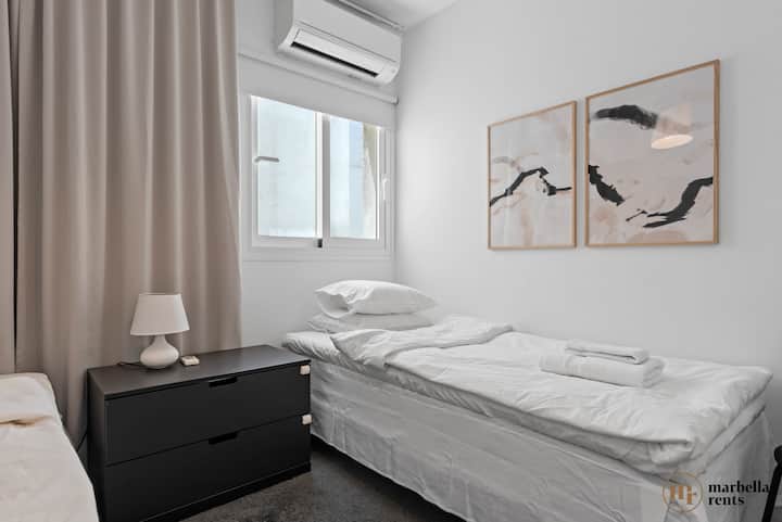 Третата спална соба со два единечни кревета