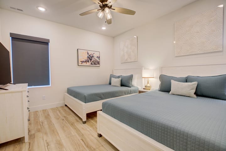 Dormitorio 5: suite doble tamaño queen. Dos camas tamaño queen, TV inteligente de 55 pulgadas, baño privado
