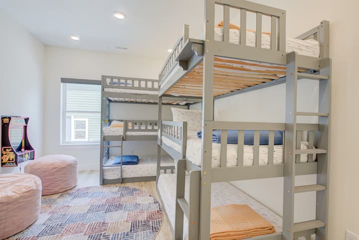 Dormitorio 4, litera para niños. Dos literas triples (límite de peso de literas inferior de 200 libras, límite de peso de literas media y superior de 170 libras), sábanas de avión juguetonas, juegos divertidos y baño privado con un taburete y bañera para las literas