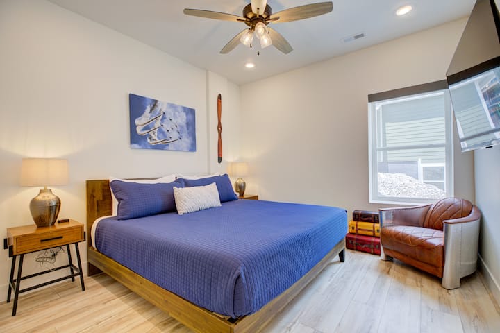 Dormitorio 6: suite tamaño king con silla de aviador única, TV inteligente de 55 pulgadas y baño privado.