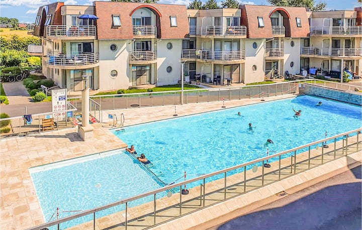 2 Bedroom Stunning Apartment In Bredene - Bredene