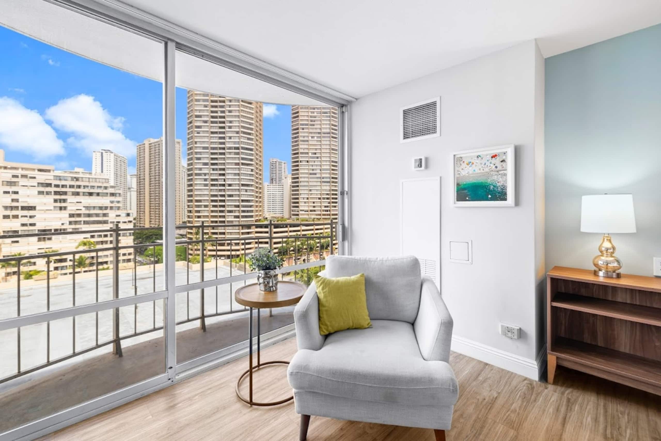 Prime Location! Waikiki City View Studio - Image 8