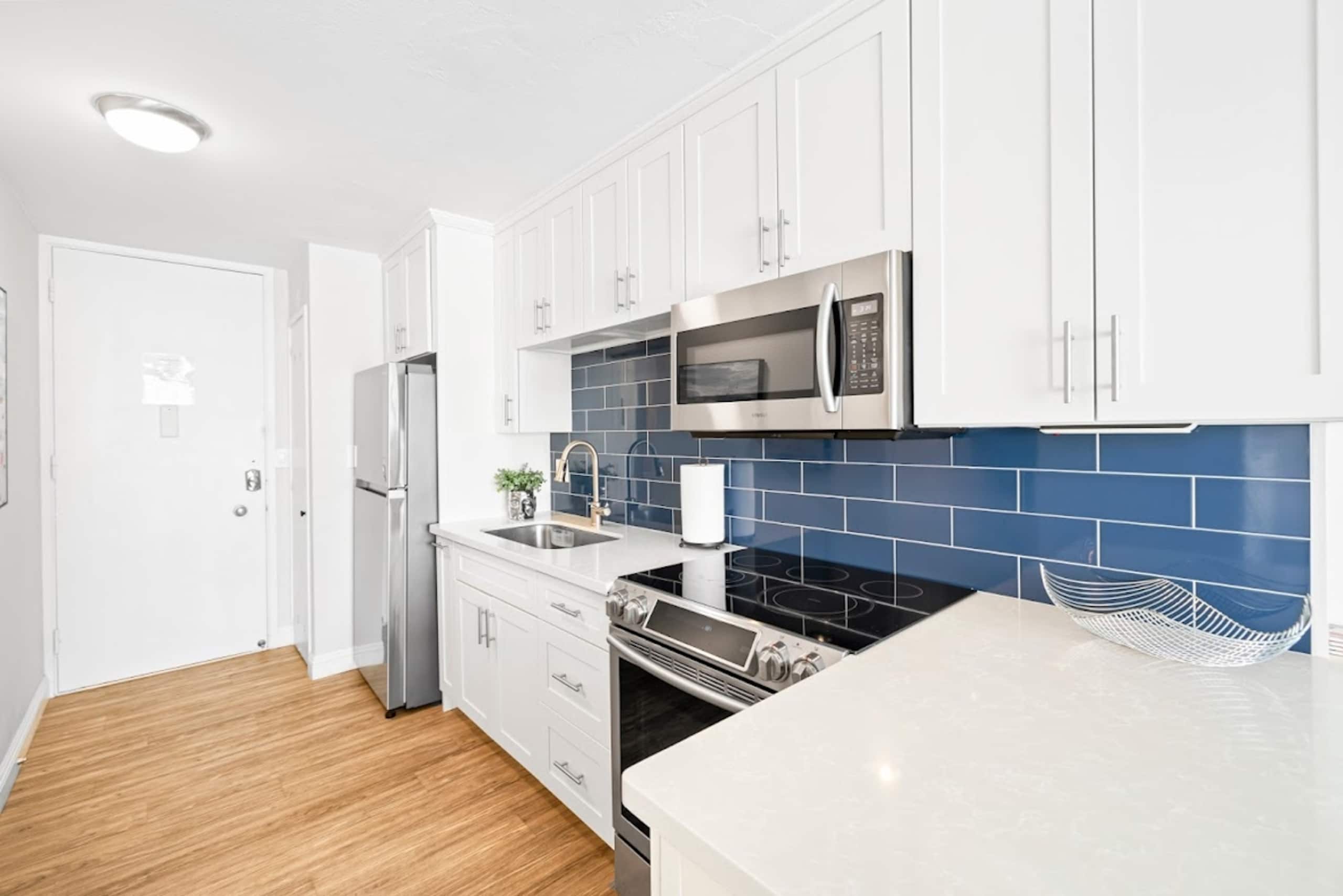 Prime Location! Waikiki City View Studio - Image 11