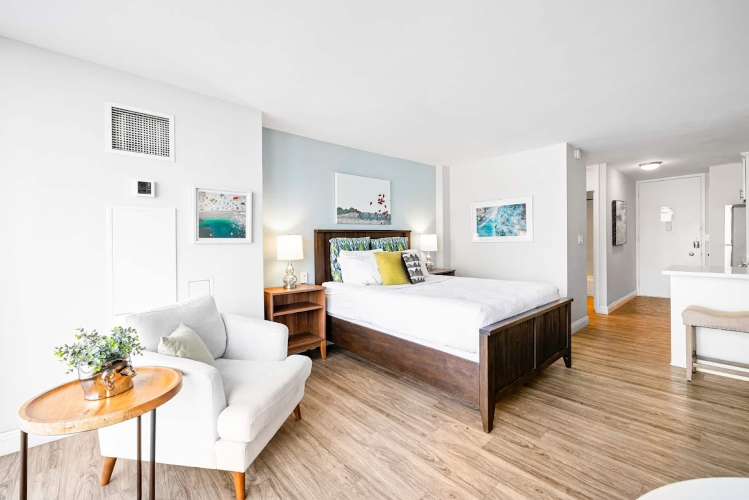 Prime Location! Waikiki City View Studio - Image 14