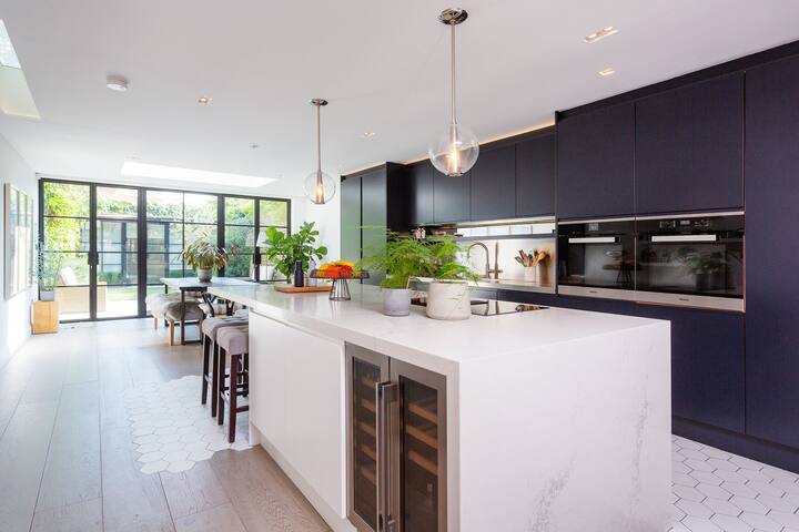 Phenomenal in Fulham by Veeve