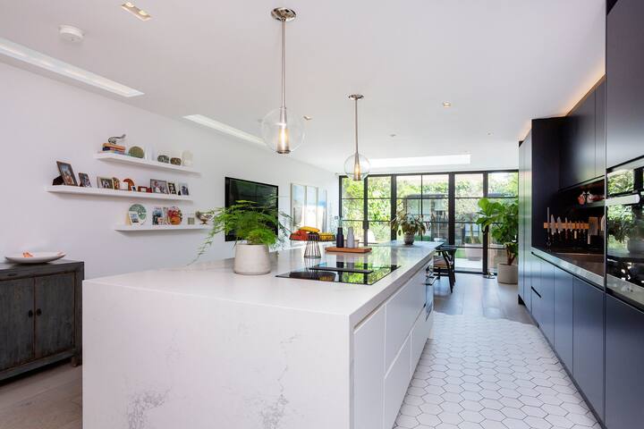 Phenomenal in Fulham by Veeve gallery image 3