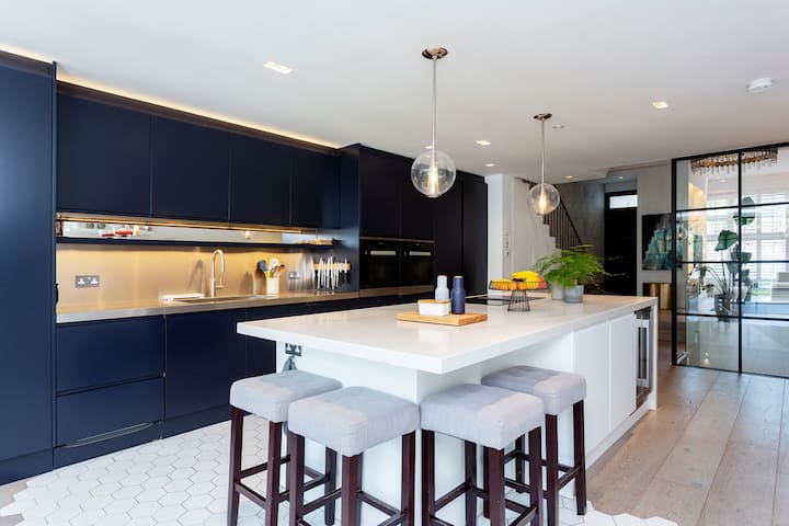 Phenomenal in Fulham by Veeve gallery image 2