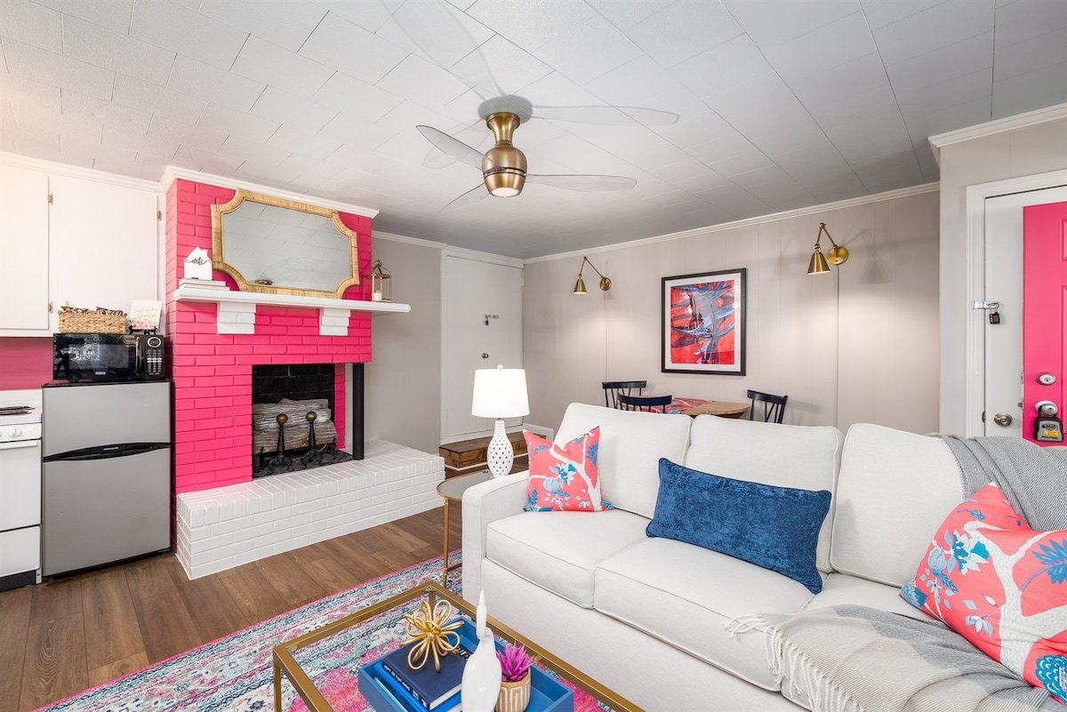 ملاذ في برلينجتون بولاية نورث كارولينا يضم غرفة معيشة أنيقة كاملة مع مدفأة داخلية جذابة ومروحة سقف ومكيف هواء وطاولة لتناول الطعام ونظام تدفئة فعال وتلفزيون وأريكة مريحة وديكور منسق بذوق رفيع.