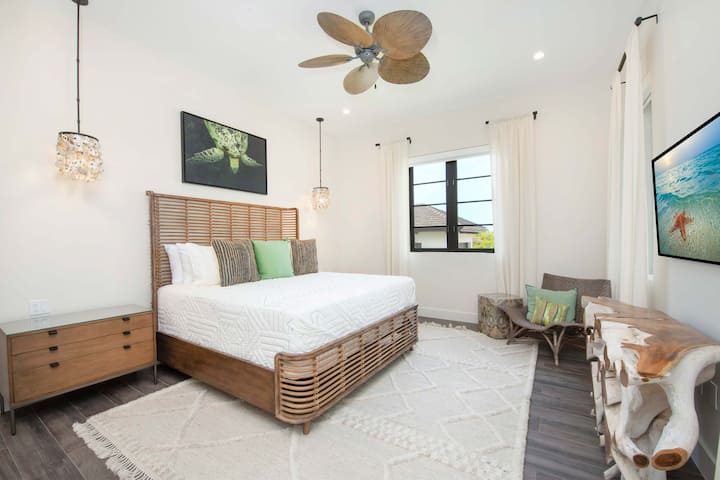 East Suite ? upper-level, king bed, oceanfront, vaulted ceilings, walk-out access to the oceanfront railed balcony, desk, double closets, SmartTV