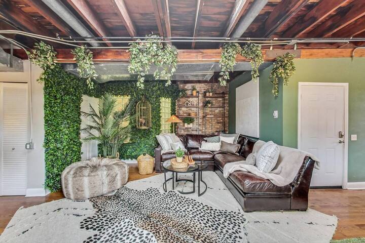 Magical Treehouse Located in HEART of Old Town! gallery image 4