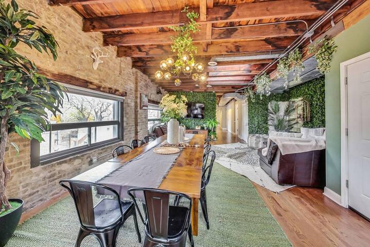 Magical Treehouse Located in HEART of Old Town! gallery image 5