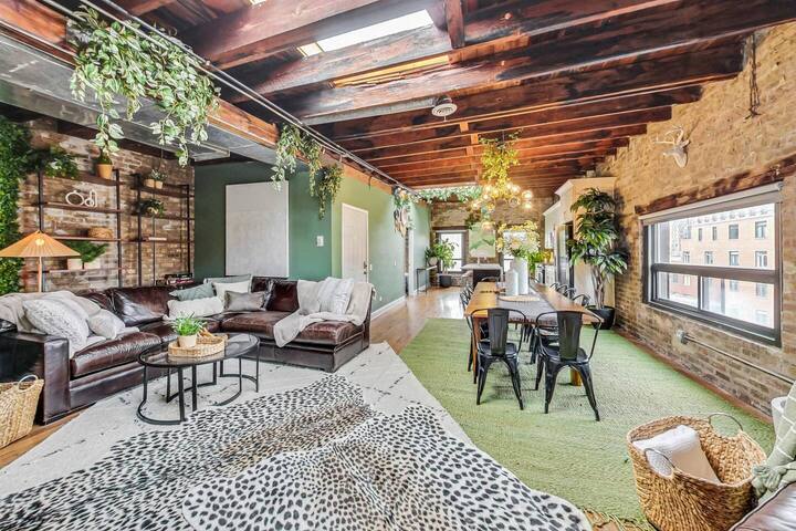 Magical Treehouse Located in HEART of Old Town! gallery image 2