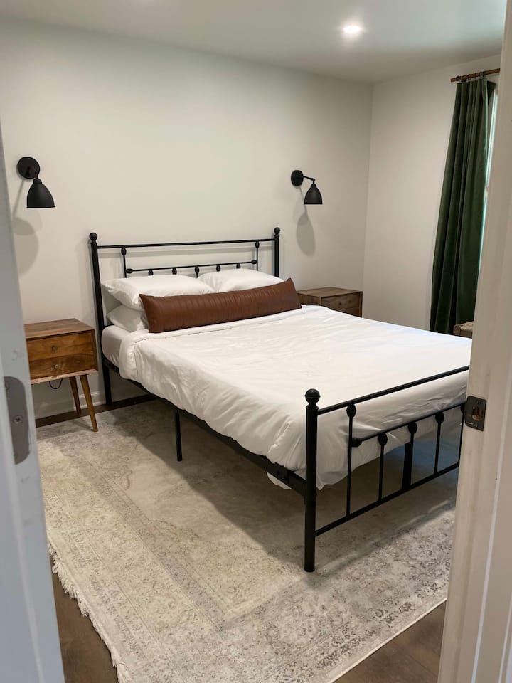 Master Bedroom with Queen Bed