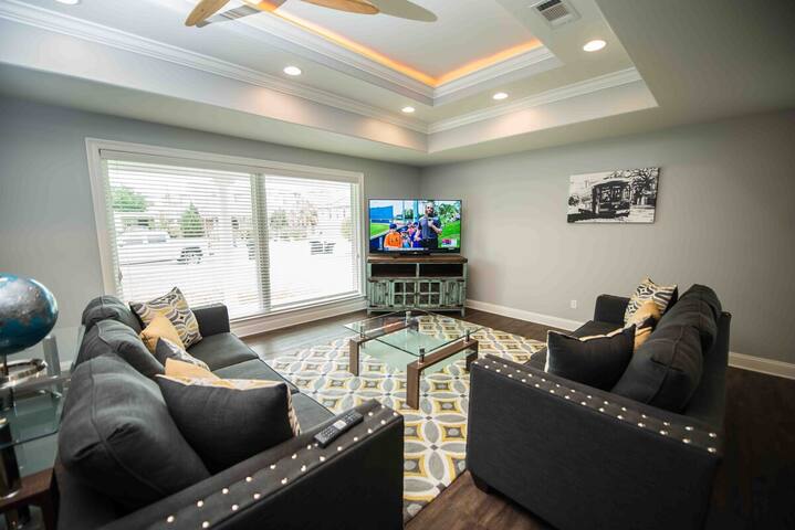 Modern Home with Pool Table and Projector gallery image 3