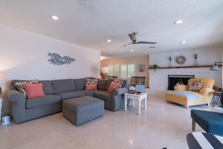 Cocoa Beach Waterfront Home With Tiki Bar And Pool - Cocoa Beach, FL