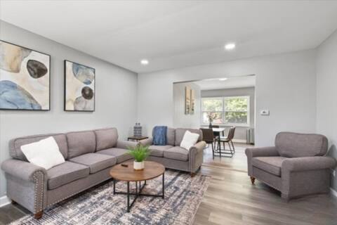 Comfy King bed, Free Wi-Fi, Home in Des Plaines