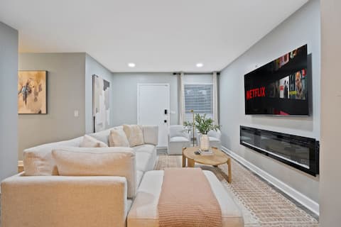 Huge 4BR w/ Yard | Sleeps 8 | LCP Collection