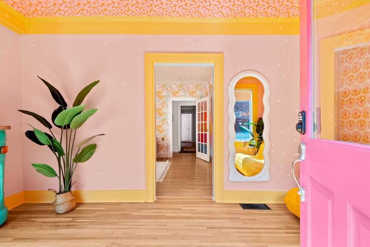 The Dolly House on Music Row • 4BR • Sleeps 12 gallery image 3