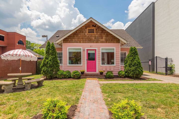 The Dolly House on Music Row • 4BR • Sleeps 12 gallery image 2