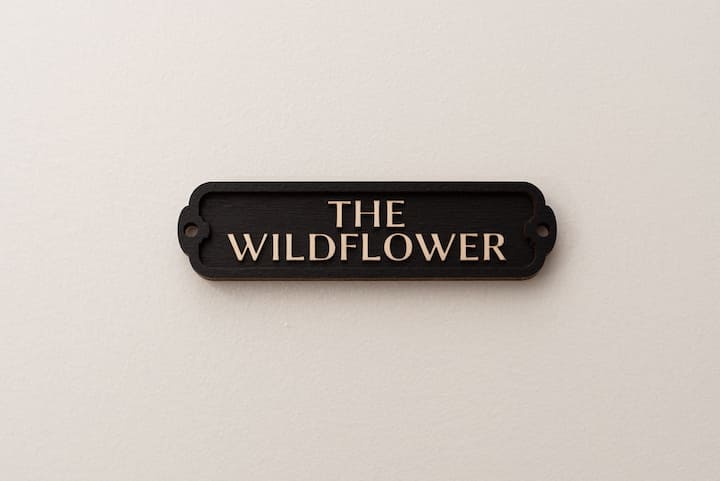 ห้อง "The Wildflower" ได้รับแรงบันดาลใจจากดอกไม้ป่าเพลงคลาสสิกของดอลลี่"นิยายบอกเล่าเรื่องราวของการหลุดพ้นจากข้อจำกัดของสังคมและการค้นหาเส้นทางของตัวเอง  "ดอกไม้ป่าไม่สนใจว่าพวกเขาจะเติบโตที่ไหน"