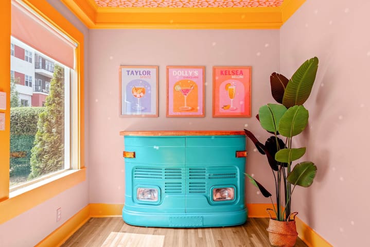 The Dolly House on Music Row • 4BR • Sleeps 12 gallery image 5