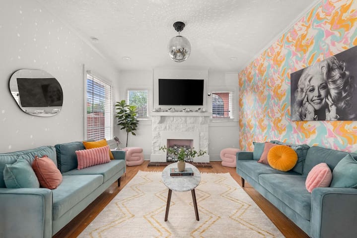 The Dolly House on Music Row • 4BR • Sleeps 12