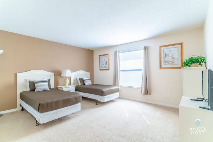 เพลิดเพลินกับห้องนอน 3 ที่มีเตียงเดี่ยวสองเตียงและทีวีเพื่อความสะดวกสบายยิ่งขึ้น