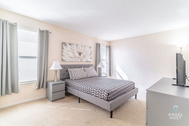 ห้องนอน 2 ตั้งอยู่ชั้นบน มีเตียงควีนไซส์และมีทีวี