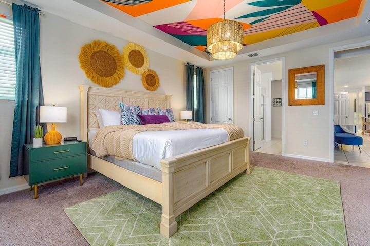 เตียงคิงไซส์สับปะรดพร้อมห้องน้ำที่อยู่ติดกัน