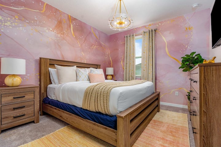 ห้องนอนสีชมพูหินอ่อนชั้นบนพร้อมเตียงคิงไซส์