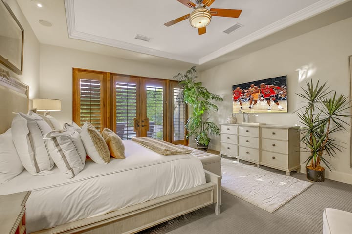 Master Suite 1 се намира вдясно от коридора и разполага с двойно легло king size, 65 - инчов телевизор Samsung 4K Smart и вентилатор на тавана с дистанционно управление.