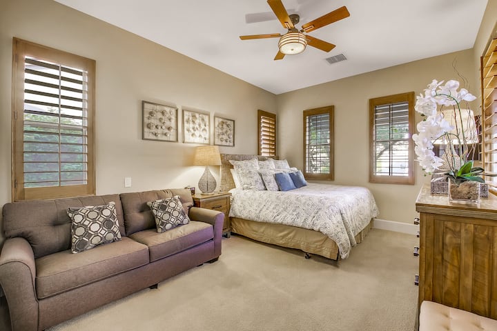 Апартамент 3 е до входните врати и разполага с двойно легло king size, разтегателен диван в пълен размер, 44 - инчов телевизор Samsung 4K Smart, вентилатор на тавана с дистанционно управление и килер.