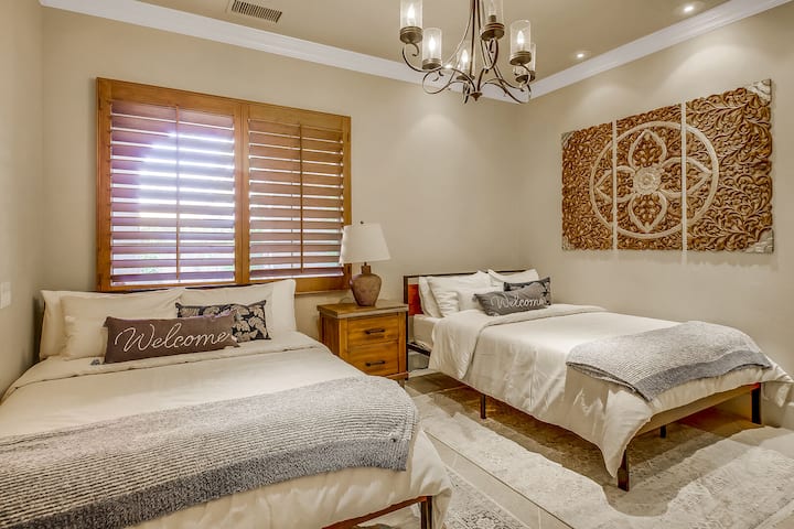 Спалня 5 е в непосредствена близост до пералното помещение и разполага с две двойни легла, 44 - инчов HiSense с телевизор Roku Smart, вентилатор на тавана с дистанционно управление и голям килер.