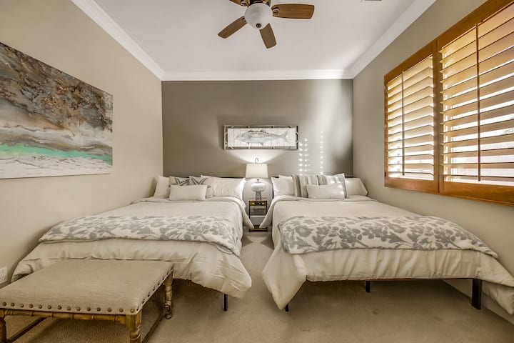 Спалня 6 е до входните врати и разполага с две двойни легла, 65 - инчов телевизор Samsung 4K Smart и вграден рафт със закачалка за дрехи.