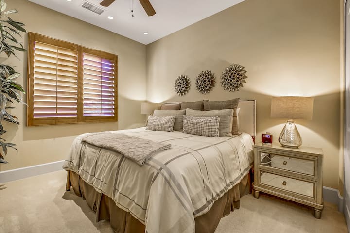 Спалня 4 е в непосредствена близост до спалня пет и разполага с двойно легло queen size, 65 - инчов телевизор Samsung 4K Smart Smart TV, вентилатор на тавана с дистанционно управление и голям гардероб с достъп до задния двор.