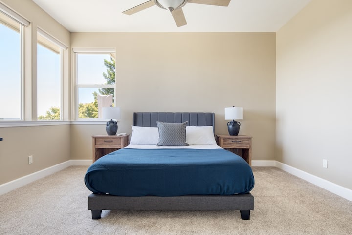 4 საძინებელში არის საწოლი 152 × 203 სმ.