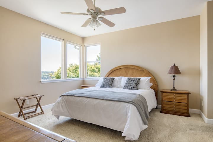 2 საძინებელში არის საწოლი 193 × 203 სმ და ცალკე სააბაზანო.