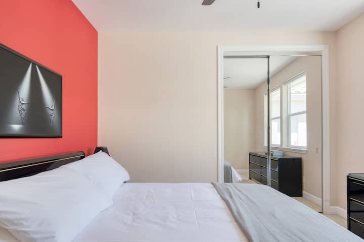 3 საძინებელში არის სრული საწოლი.