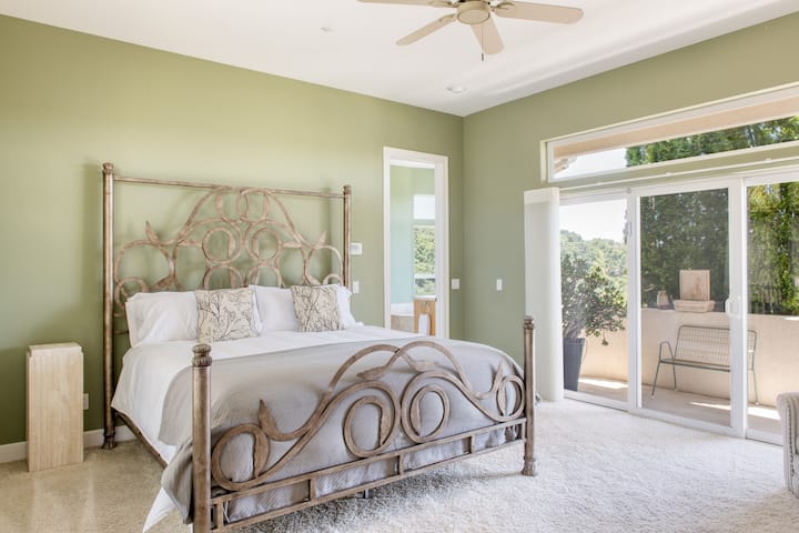 Ძირითად საძინებელში დგას დიდი საწოლი, აივანი და მყუდრო სააბაზანო.