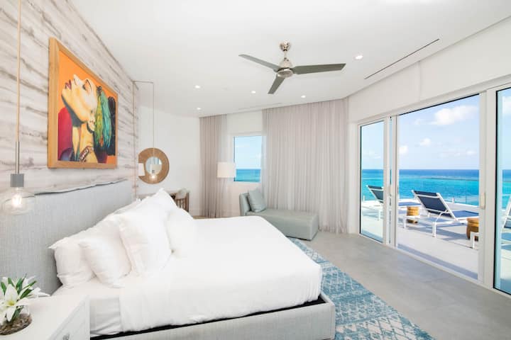 Hauptsuite Nr. 1 mit Blick auf das Meer und Zugang zum Balkon. 