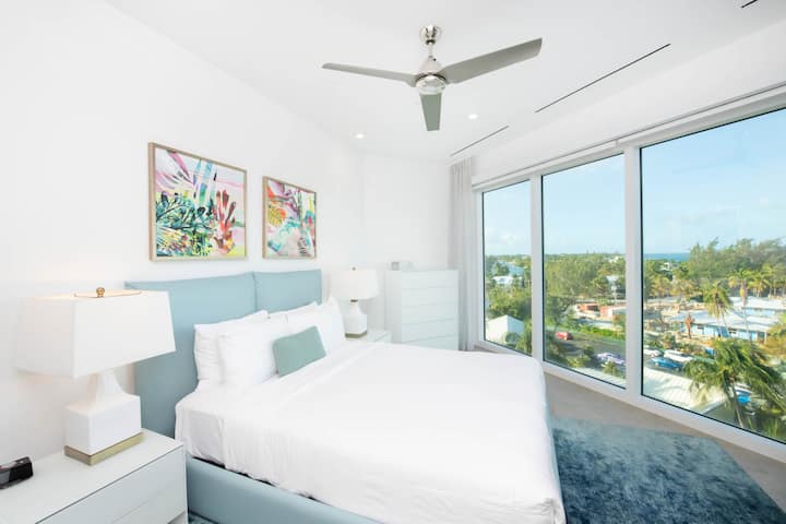 Gästesuite Nr. 2 mit erhöhtem Inselblick, Queensize-Bett und SmartTV.