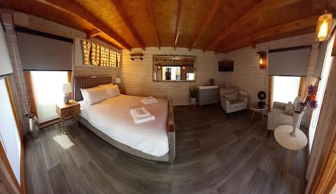 Yummy Log Cabin with Private Bathroom