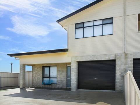 Blue Door Retreat - 2 storey-dog friendly!