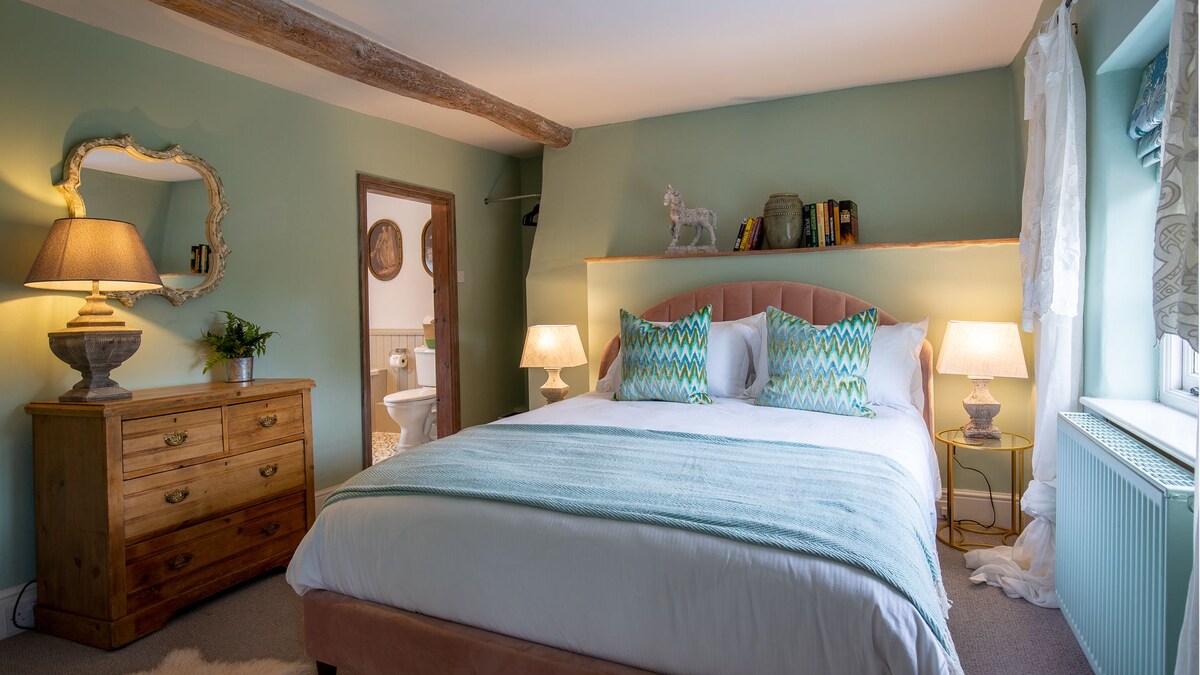 The Larches, Beecham Farmhouse, Bolthole Retreats