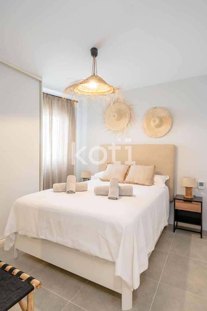Dhomë gjumi me një krevat 150 cm, e dekoruar me nuanca bezhë dhe stil minimalist, me detaje të projektuara për rehati dhe peshqirë të gatshëm pas mbërritjes.