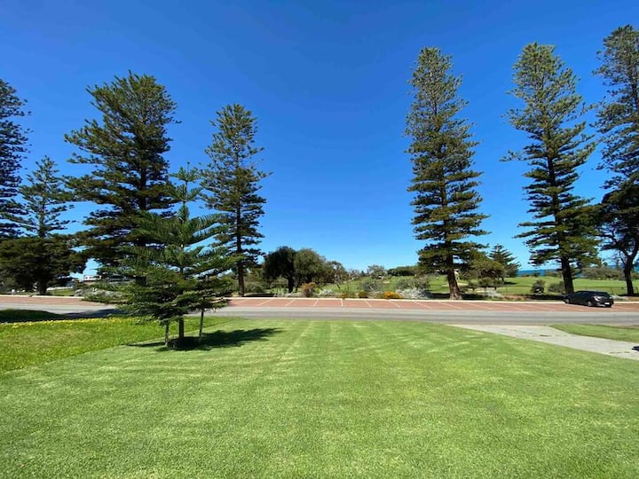 Sea View House - 250m to beach + golf course views