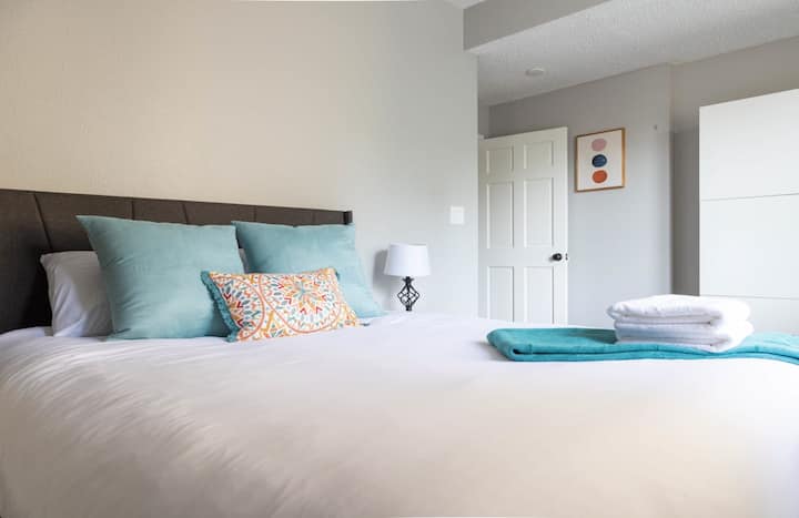 清潔で清潔なリネンと柔らかい寝具、豊富な自然光があふれているもう1つの快適な寝室