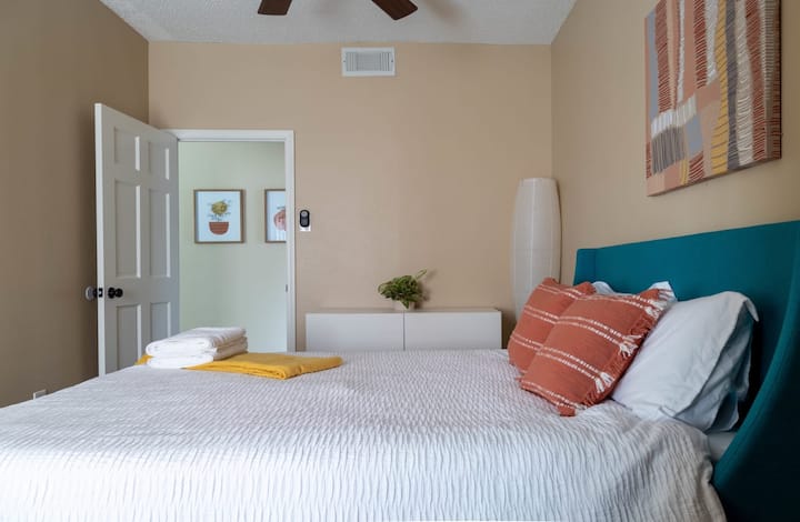 清潔で清潔なリネンと柔らかい寝具、豊富な自然光が充実した快適な寝室