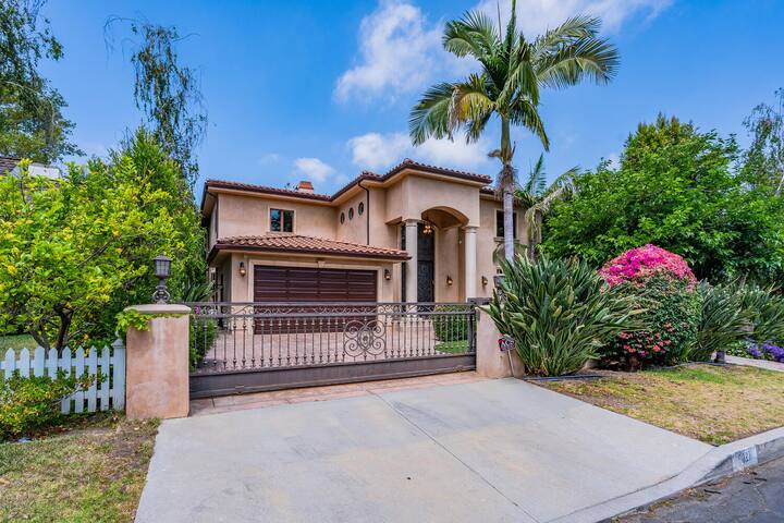 Elegant Encino Villa with Pool & Luxe Amenities gallery image 2