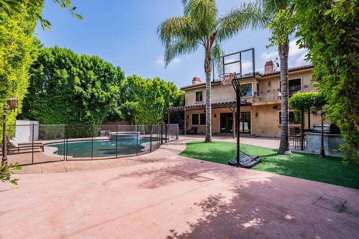 Elegant Encino Villa with Pool & Luxe Amenities gallery image 3